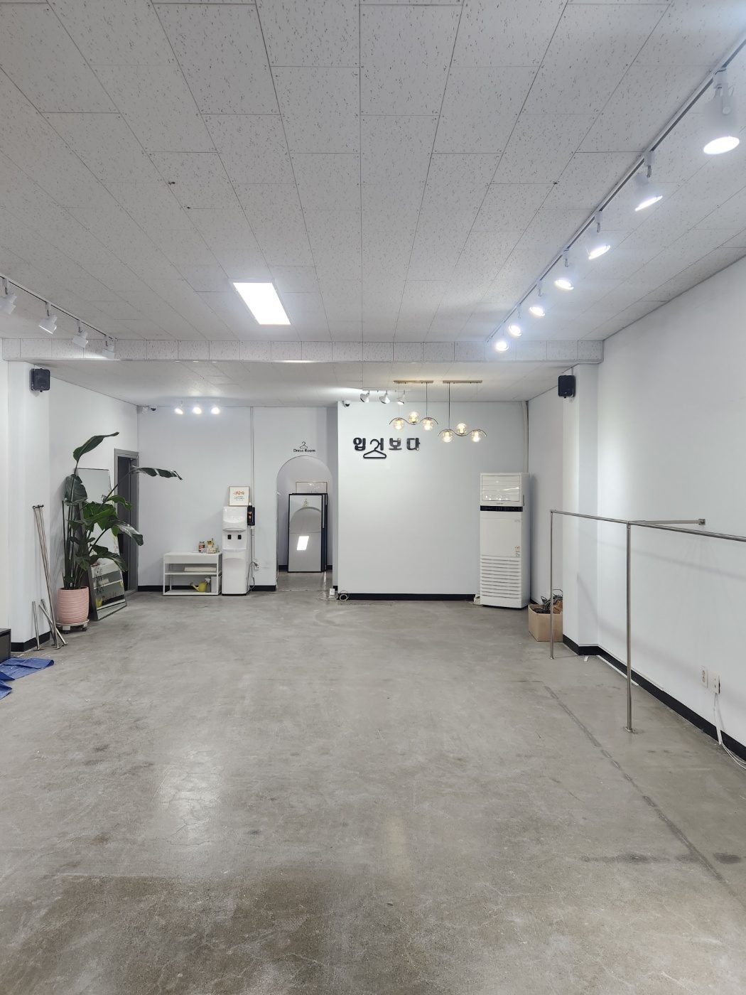 의류 매장의 행거와 계산대를 철거하기 전과 후 (철거 후)