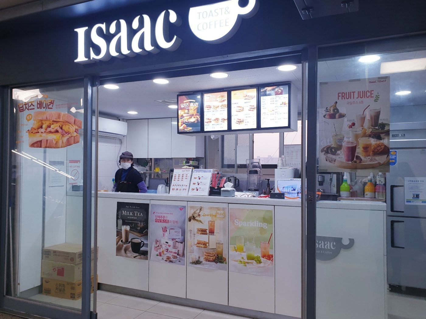 토스트 전문점 카운터와 주방 설비를 철거하기 전과 후 (철거 전)